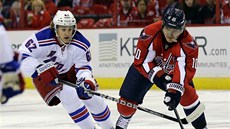 Martin Erat (vpravo) z Washingtonu bojuje o puk s Carlem Hagelinem z New York