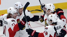 Hokejisté Ottawy se radují z gólu v duelu na led Montrealu. Vpravo nahoe je