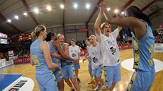 Basketbalistky a realizaní tým USK Praha se radují z mistrovského titulu.