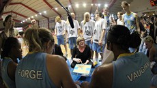 Trenérka USK Praha Natálie Hejková dává pokyny svým svenkám.