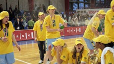 Basketbalistky a realizaní tým USK Praha slaví se ampaským zisk mistrovského