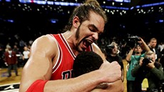 Joakim Noah (nahoe) z Chicaga se raduje se spoluhráem Natem Robinsonem z