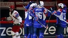Slovintí hokejisté slaví gól v zápase s Bloruskem.