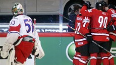 Švýcarští hokejisté se radují z prvního gólu v zápase s Českem.