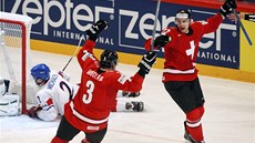 �výcarský hokejista s Nino Niederreiter (vpravo) slaví se spoluhrá�em Julienem