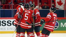 Hokejisté Kanady se radují z gólu v zápase s Norskem.