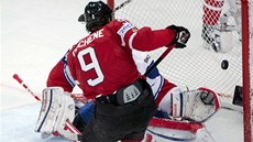 Norský gólman  Lars Volden kapituluje po akci Kanaana Matta Ducheneho.