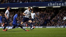 Ramires (druhý zleva) z Chelsea stílí gól v zápase s Tottenhamem.