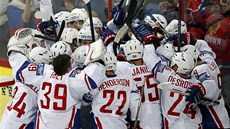 Francouzští hokejisté se radují po senzačním vítězství nad Ruskem.