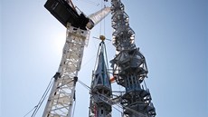 Je�áby vytáhly na st�echu v�e One World Trade Center �pi�ku, se kterou bude