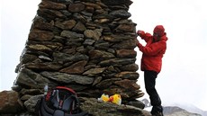 V sedle Tisenjoch ve výce 3210 m nedaleko sedla Hauslab Joch stojí mohyla