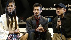 Nong Toom je asi nejznámjí ladyboy v Thajsku. Na snímku z roku 2004 sedí