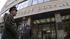 Pietní akt ped budovou eského rozhlasu ve Vinohradské ulici