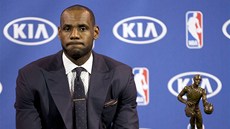 LeBron James z Miami Heat pebírá svou tvrtou cenu pro nejuitenjího hráe