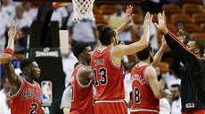 Basketbalisté Chicaga Bulls slaví výhru nad Miami Heat. S íslem 2 strjce