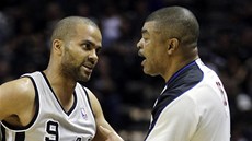 Tony Parker ze San Antonia Spurs se pe se sudím Tonym Brothersem.