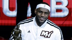 LeBron James z Miami se fanoukm pochlubil svou tvrtou cenou MVP.