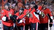Ottawa Senators oslavují gól. Radují se (zleva) Daniel Alfredsson, Cory