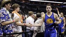 Klay Thompson (v popedí) a Stephen Curry slaví s diváky výhru Golden State nad