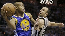 Jarrett Jack (vlevo) z Golden State pihrává kolem Manu Ginóbiliho ze San