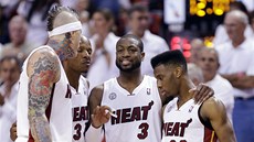 MIAMI SE DOMLOUVÁ. Zleva stojí Chris Andersen, Ray Allen, Dwyane Wade a Norris