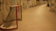 Tunel, který vede do tréninkové haly ve finských Helsinkách. Sto metrů temnou