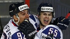 D�LE�ITÁ TREFA. Slovenský úto�ník Mário Bli��ák (vpravo) vyrovnal stav zápasu