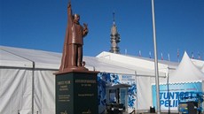 SLUNENÍ KRÁL. Finové ped stadionem postavili sochu bývalému hokejistovi a