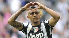 GÓL, KTERÝ PINESL TITUL. Arturo Vidal slaví promnnou penaltu proti Palermu....