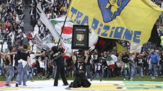 DOBYLI HIT. Fanouci Juventusu se vrhli slavit titul pímo na hrací plochu.