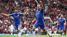 ROZHODL. Juan Mata se raduje z gólu proti Manchesteru United, Chelsea díky němu