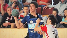 Plze�ský házenká� Petr Vinkelhöfer (vlevo) brán�ný Luká�em Malým z Lovosic.