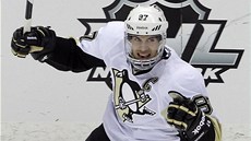 ASISTENT. Sidney Crosby z Pittsburghu se raduje z asistence na gól proti New