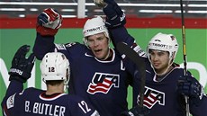 POHODA. Hokejisté USA oslavují jeden ze čtyř gólů proti Lotyšsku.