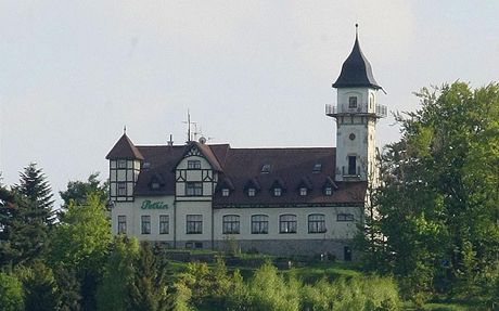 Petín stojí na návrí nad mstem od roku 1906.