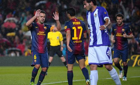 OSLAVA. Pedro Rodriguez (uprosted) slaví svj gól proti Valladolidu s Xavim,