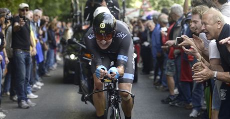 Britský cyklista Bradley Wiggins na trati asovky na Giru d´Italia