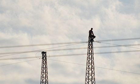 Mladík vylezl nkolikrát na stoár vysokého naptí v okolí Stochova.