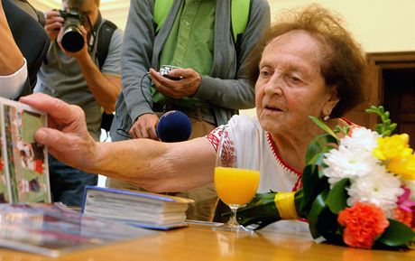 Jarmila Schestauberová pila na budjovickou radnici v naehleném cviebním
