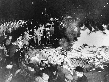 Pálení knih na berlínském námstí v roce 1933