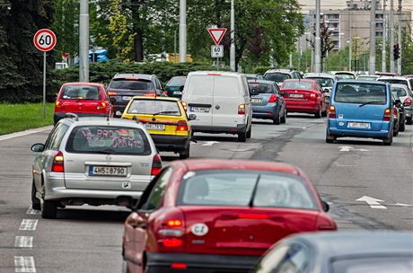 Lidé v Hradci Králové si stují na hluná auta i kolony v doprav.