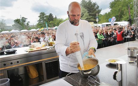 Zdenk Pohlreich bavil a pouoval i na Apetit Festivalu v Plzni. V Pardubicích se pedvede hvzda poadu Ano, éfe! hned dvakrát, a to v sobotu od 12 a od 16 hodin. Ilustraní foto.