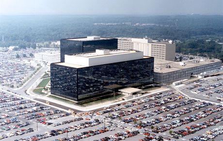 Sídlo NSA ve Fort Meade v Marylandu. Datum poízení snímku není pesn známé, ale odhadem me být nkolik desítek let starý. V okolí budovy je podle poítání z leteckých snímk zhruba 18 tisíc parkovacích míst.