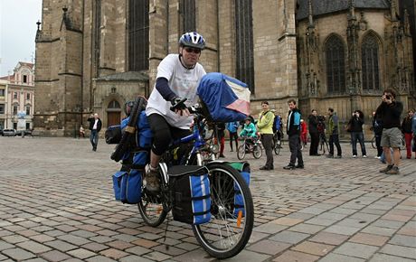 Z Plzn vyjel cyklista Jaroslav nek Král na cestu kolem svta. 