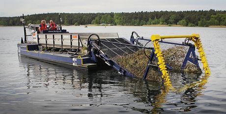 Vodní kombajn bude na Boleveckém rybníku sekat nepíjemné vodní rostliny.