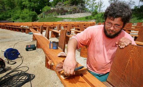 Lidé z Loketských mstských les v tchto dnech dokonují montá nových lavic v