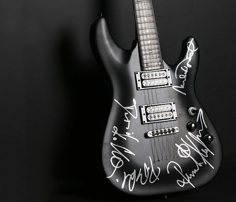 Kytara podepsan kapelou Lucie.