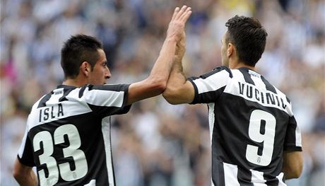 VYROVNÁNO. Mirko Vuini z Juventusu (vpravo) práv vyrovnal proti Cagliari na