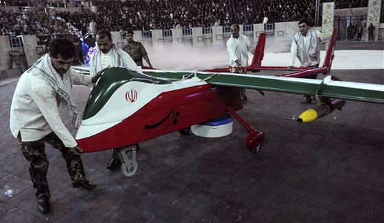 Pedstavení nového bezpilotního letadla v Teheránu (9. kvtna 2013)