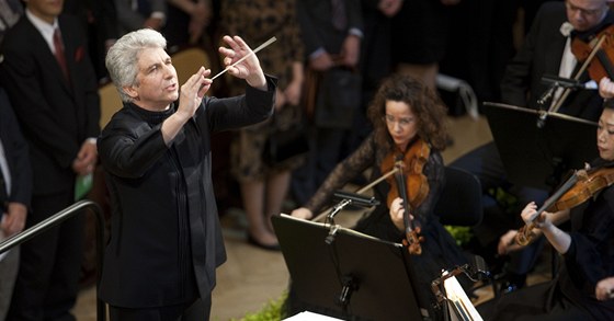 Kanadský dirigent Peter Oundjian diriguje Filharmonický orchestr francouzského